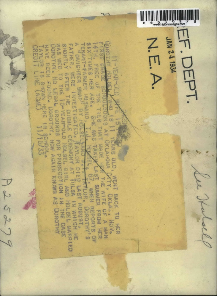 1933 Press Photo Dorothy Holbel returns to first grade classroom - neb39378