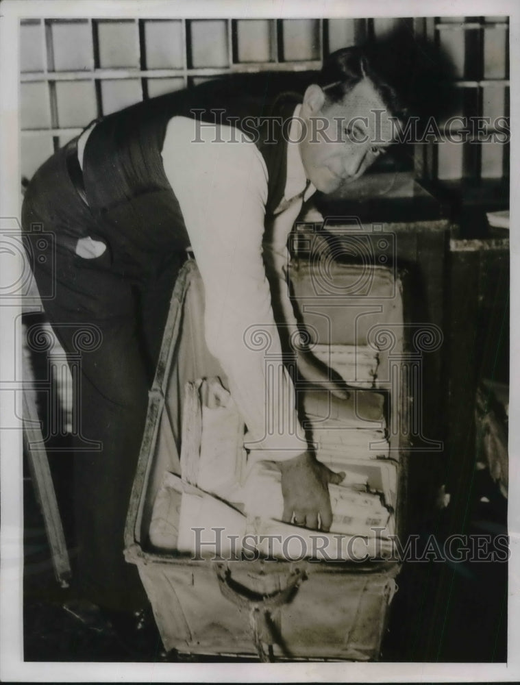 1935 Press Photo Thousands of mail pour in for Transpacific Flight - neb39410