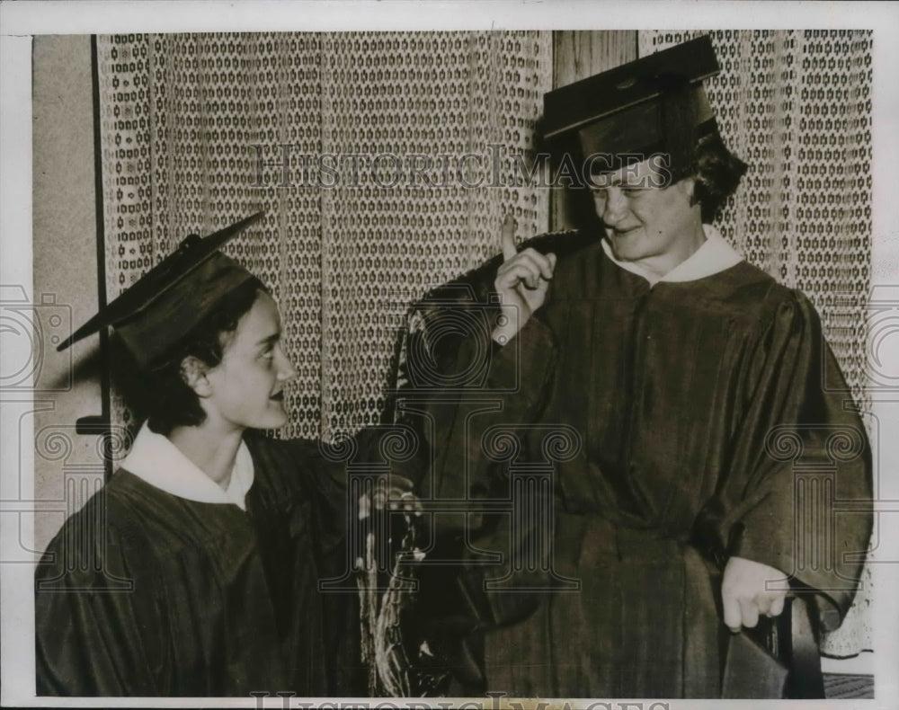 1938 Press Photo Mrs Alvena Taylor, grand daughter B Ann Taylor at U of Wichita