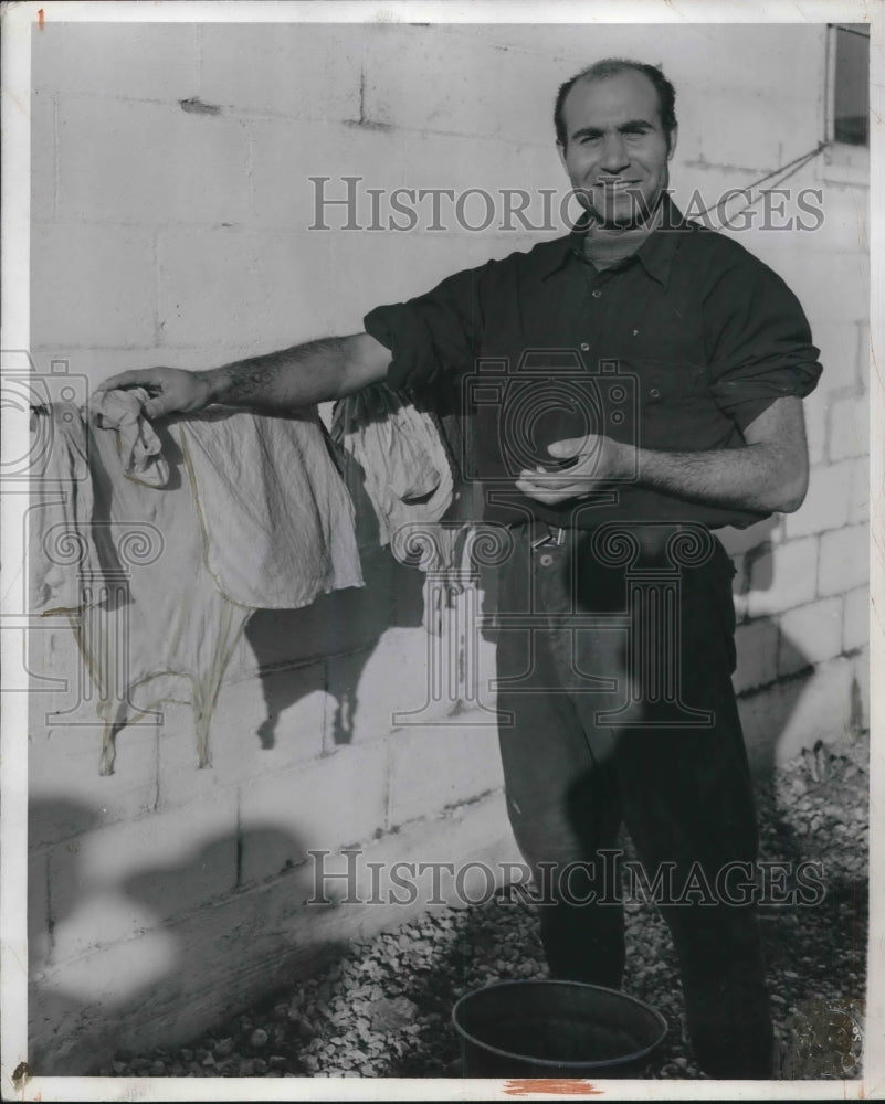 1943 Press Photo Camp Barry O. Italian war prisoner hanging wash