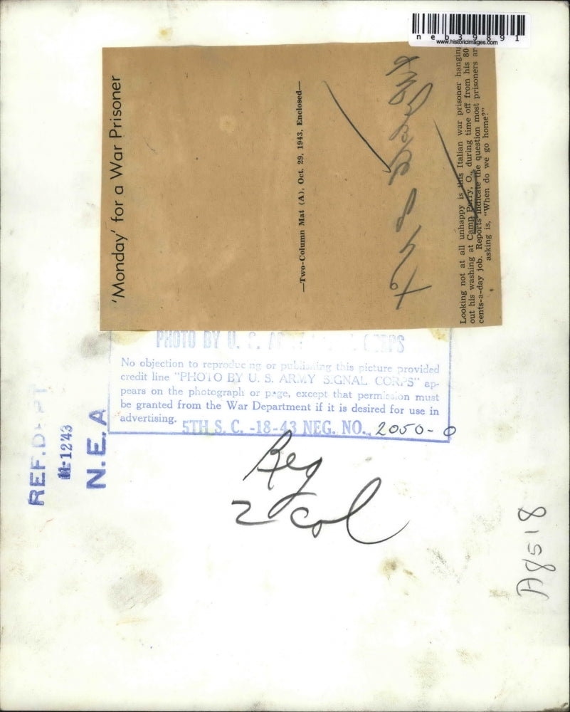 1943 Press Photo Camp Barry O. Italian war prisoner hanging wash