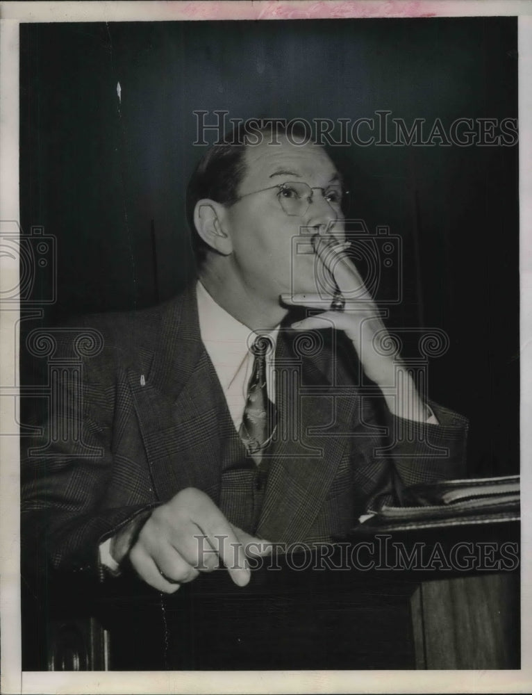 Load image into Gallery viewer, 1945 Press Photo James L Fly at desk in an office - neb39925
