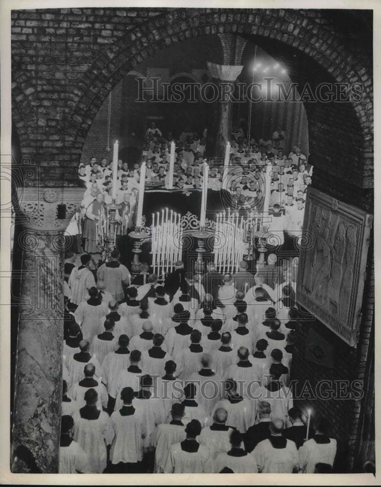 Load image into Gallery viewer, 1943 Press Photo Funeral mass for late Cardinal Hinsley at Westminster Cathedral
