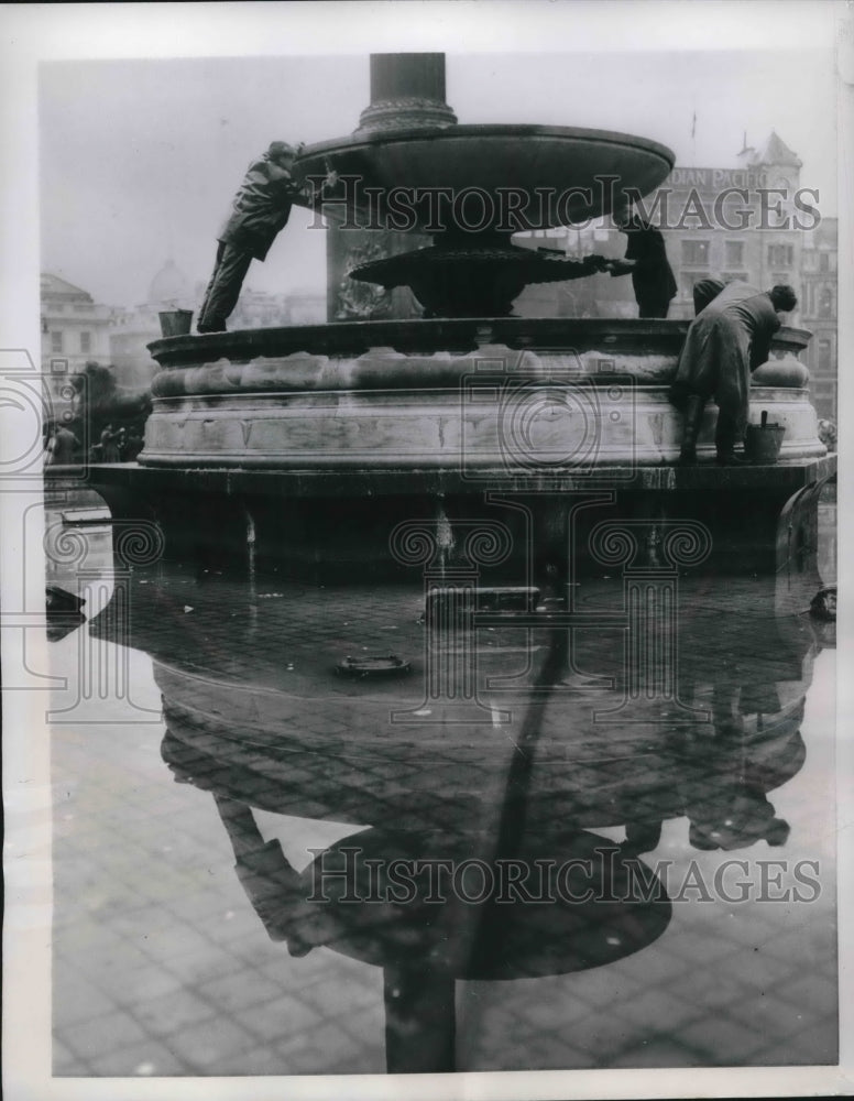 1957 Press Photo Worker services a fountain in London Trafalgar Square- Historic Images