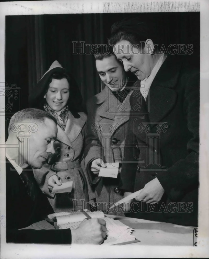 1946 Press Photo Germans voting in American zone of Berlin, MrsBarb Knuf- Historic Images