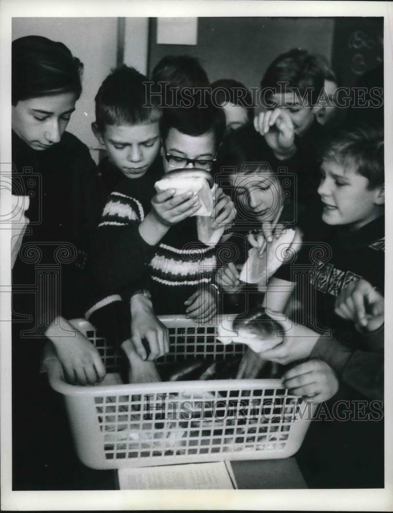 1965 Press Photo Mainz Germany schoolkids with free rolls at school - neb40006- Historic Images