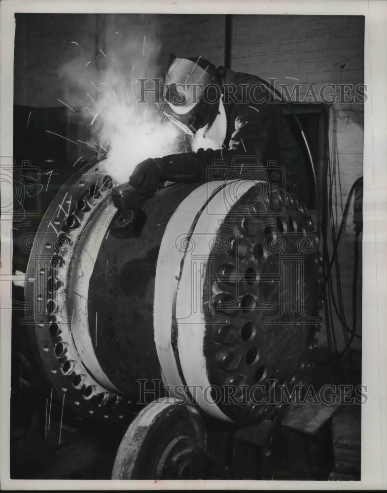 1961 Press Photo Kassel West Germany woker welds at steam generator plant- Historic Images