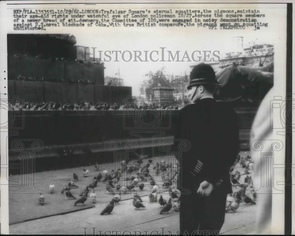 1962 Press Photo Trafalgar Square bobby in London during sit down strike- Historic Images