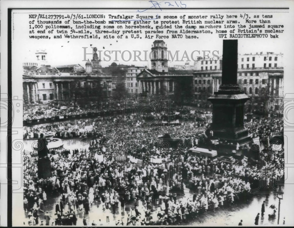 1961 Press Photo Trafalgar Square London &amp; ban the bomb marchers protest- Historic Images