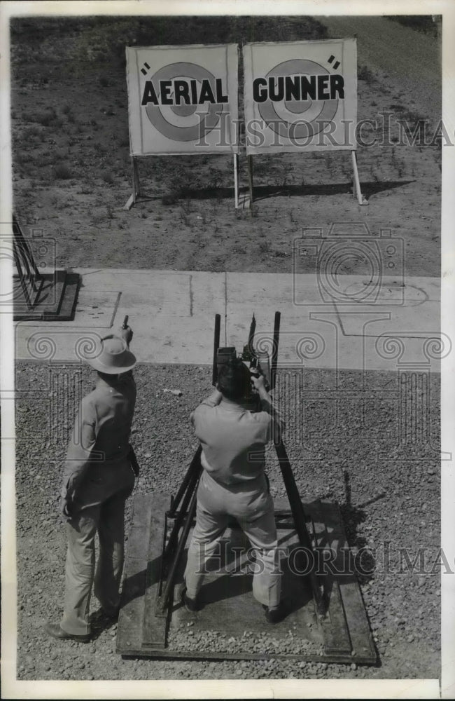 1943 Press Photo Pryor Dillard &amp; Aerial gunner Hal Peterson at Gunnery School TX- Historic Images