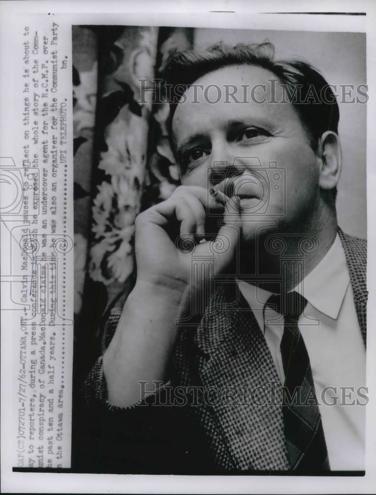 1962 Press Photo Calvin MacDonald expose story of Communist Conspiracy of Canada