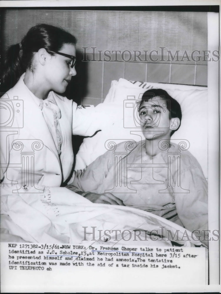 Load image into Gallery viewer, 1961 Press Photo Dr Frances Choper talks to patient JC Scholee
