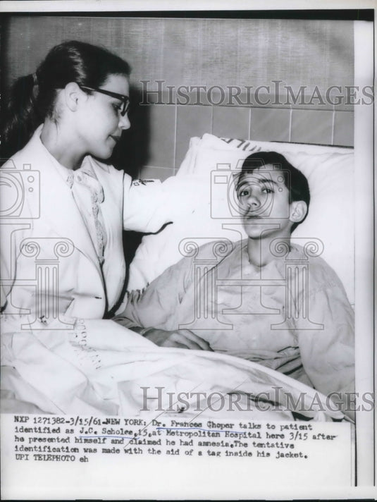 1961 Press Photo Dr Frances Choper talks to patient JC Scholee