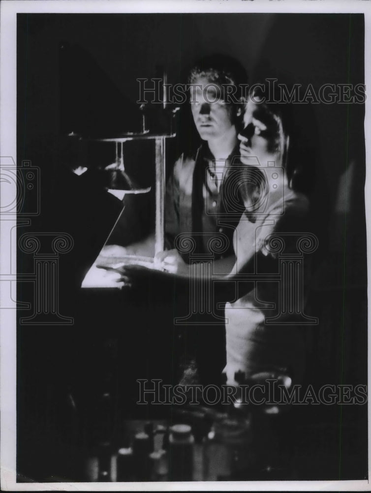 Load image into Gallery viewer, 1967 Press Photo Jackie Carver, Fred Watson at PACE art school in Cleveland
