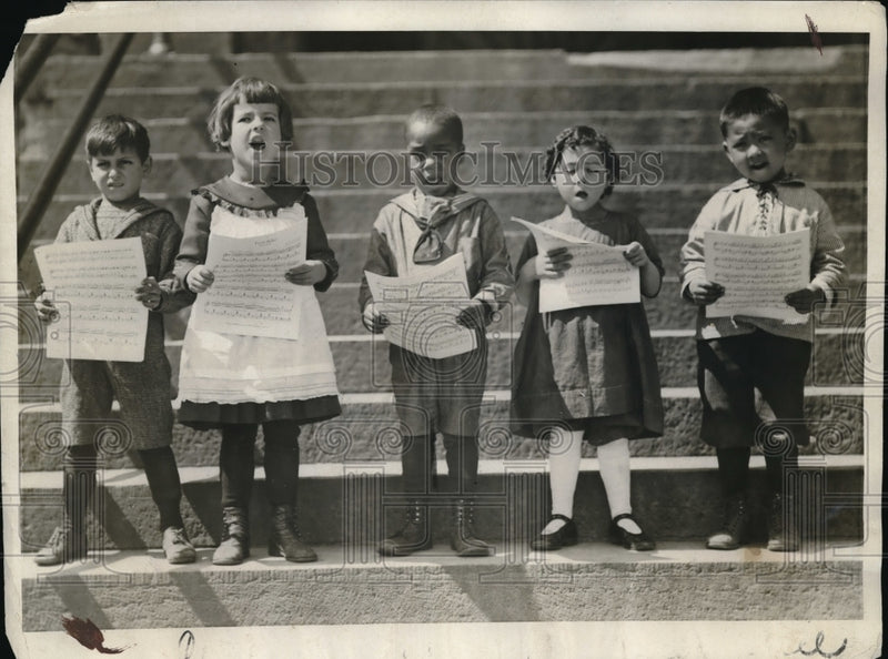 Load image into Gallery viewer, 1923 Press Photo Cosmopolitan Kindergarten Qinrtet for National music week
