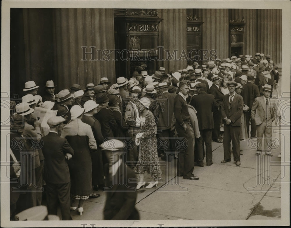 1933 Press Photo People waiting in line on pay day