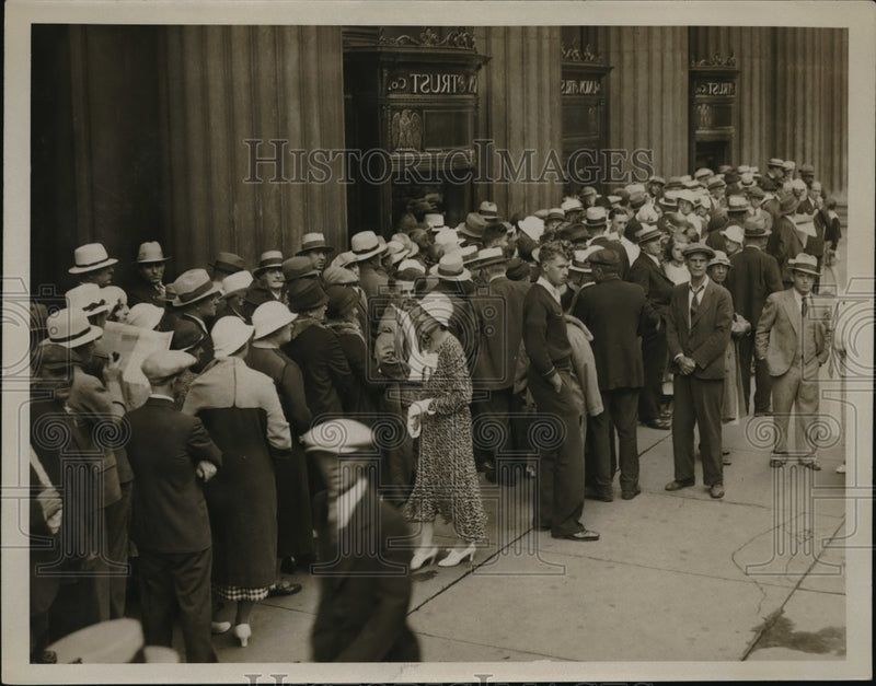 Load image into Gallery viewer, 1933 Press Photo People waiting in line on pay day
