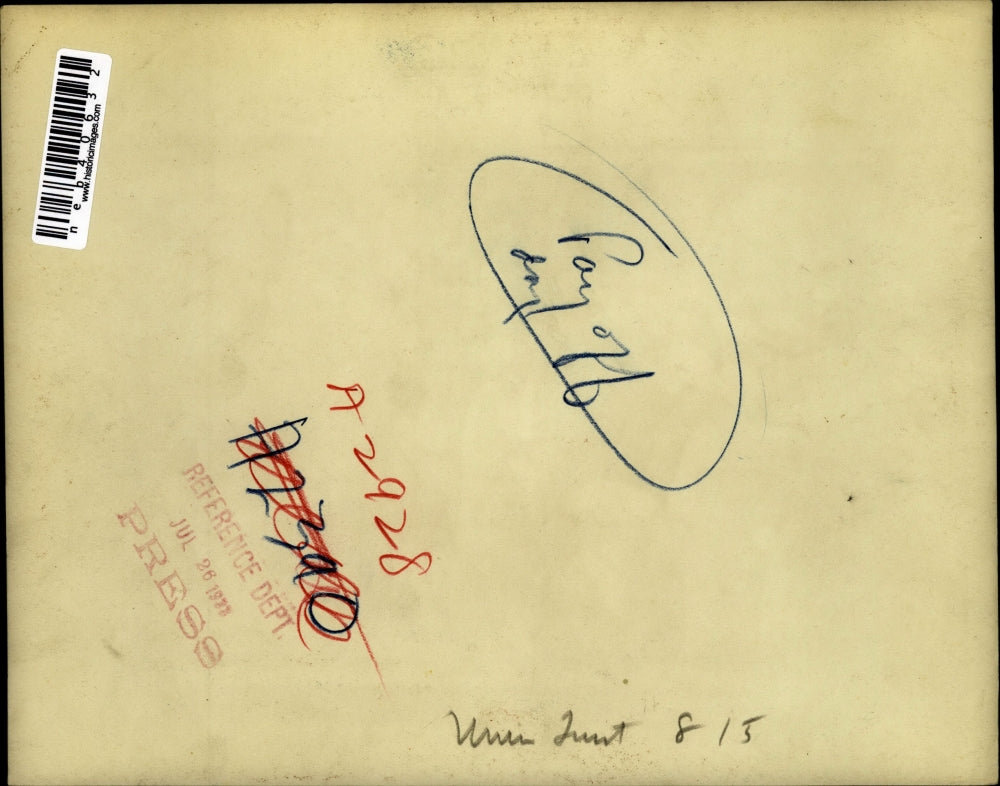 1933 Press Photo People waiting in line on pay day