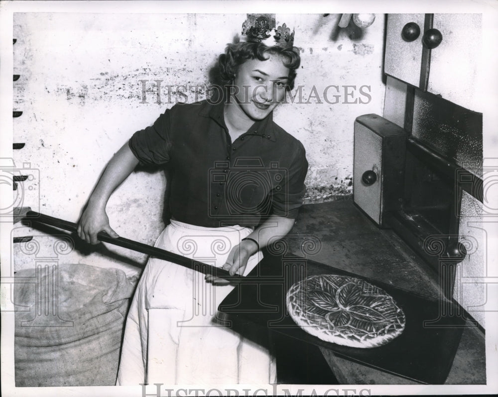 1955 Press Photo Ephighany Day Baking