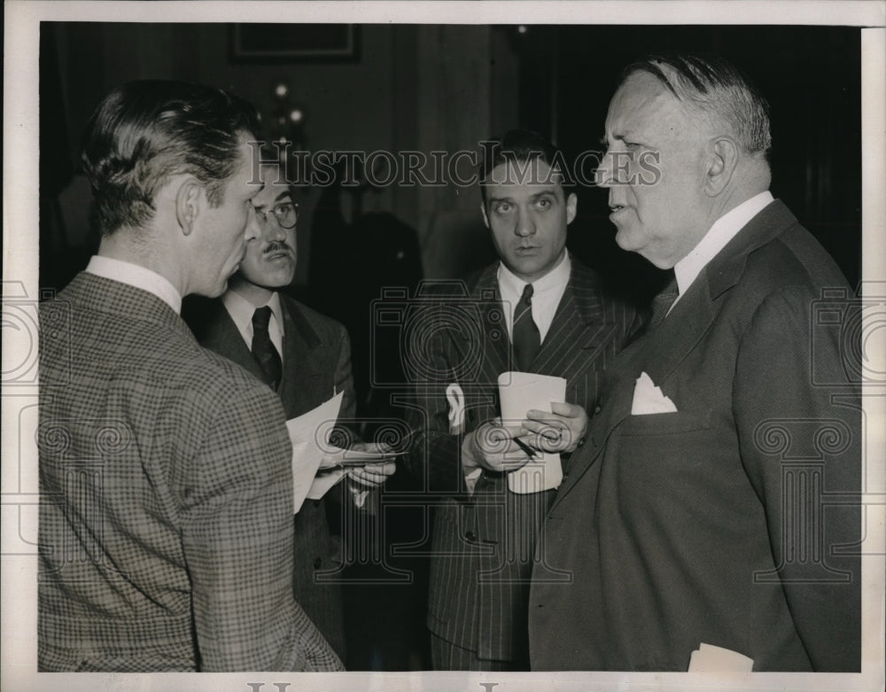 1939 Press Photo Sen David Walsh talks with reporters