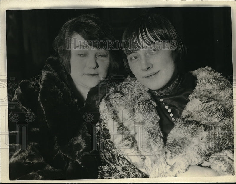 Load image into Gallery viewer, 1925 Press Photo Edna Paulson and Jessie Watts held by opolice as Gas pipe thugs
