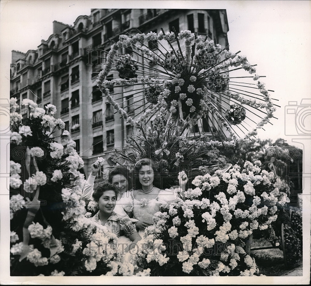 1953 Press Photo Girls at Cannes France Battle of the Flowers Film Festival- Historic Images