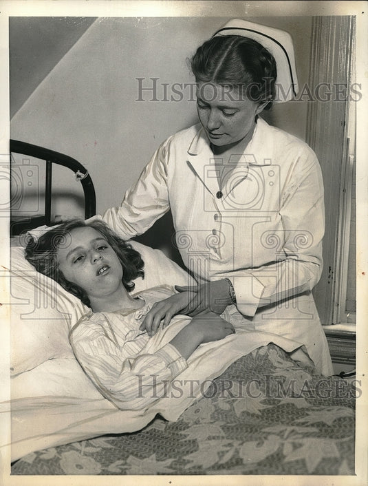 1935 Press Photo Winifred Menke & nurse at hospital in Hasbrook Heights NJ- Historic Images