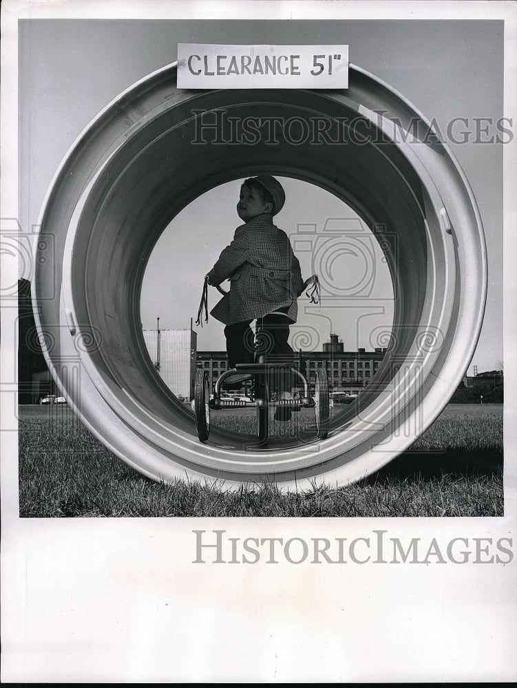Load image into Gallery viewer, 1962 Press Photo Huge 51-inch diameter Rim produce by the Goodyear Tire &amp; Rubber
