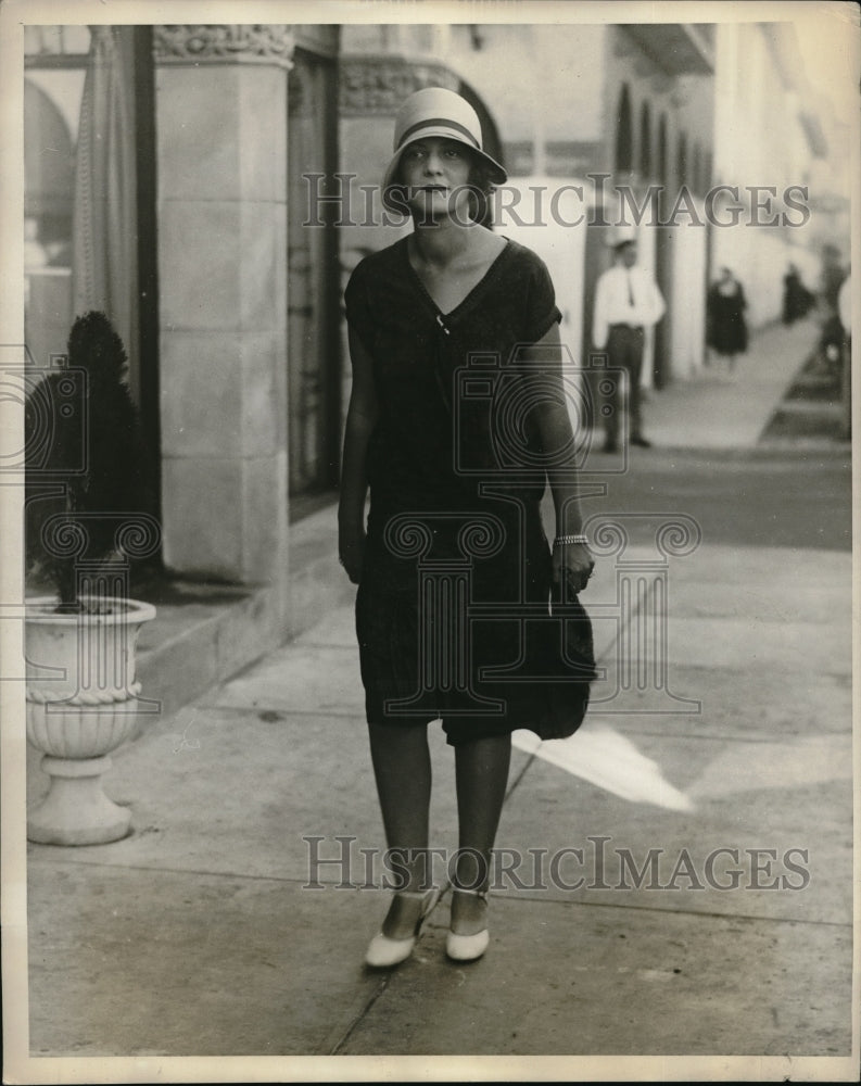 1929 Press Photo Marjorie Delrichs walks in Palm Beach FL