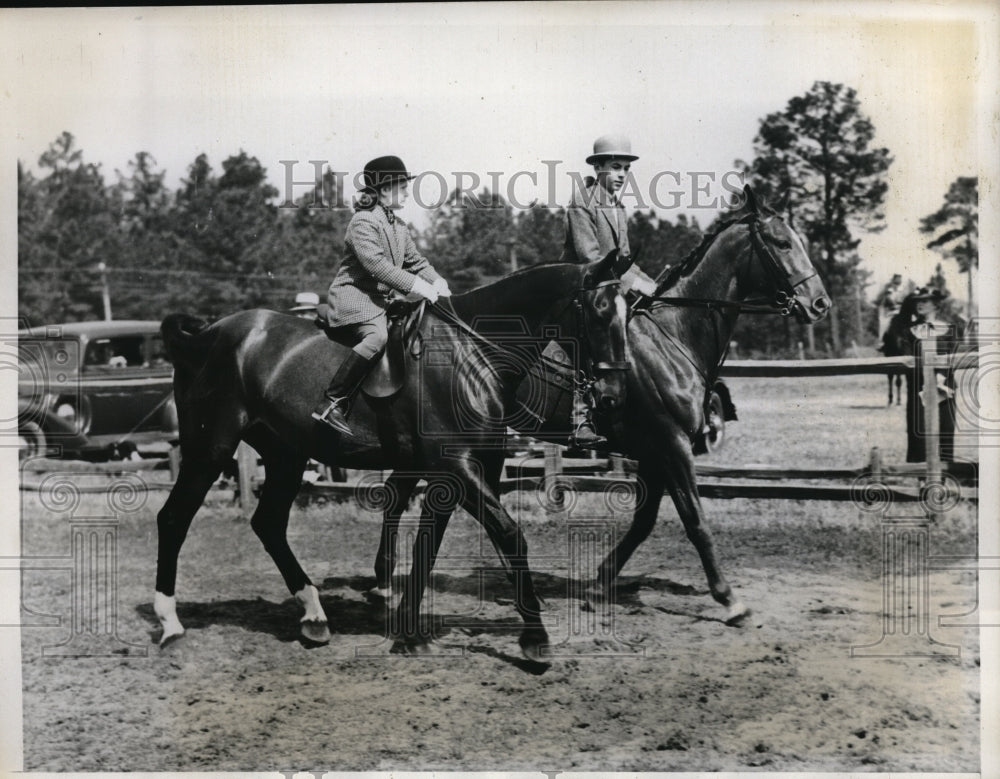 1935 Press Photo Joan Tompkins and Lowell Palmer eho placed 3rd in pair riding- Historic Images