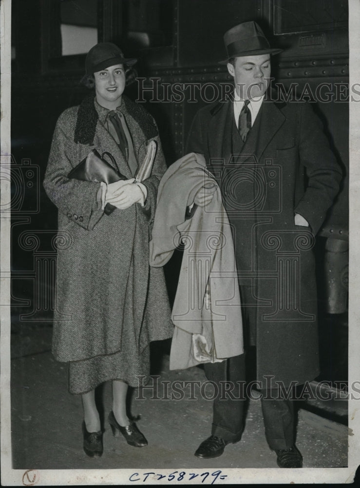 Load image into Gallery viewer, 1934 Press Photo Albert T Taylor &amp; bride Geraldine Swift elope to Joliet Illinoi
