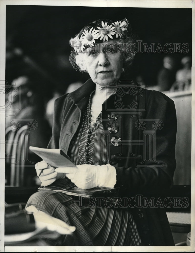 Load image into Gallery viewer, 1937 Press Photo Mrs Charles H Thieriot of NY at Saratoga Springs races

