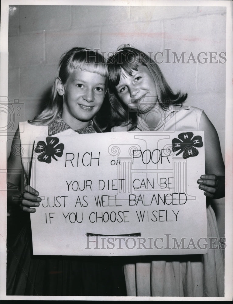 1960 Press Photo Carol Thompson and Bonnie Starkey with Diet Poster- Historic Images