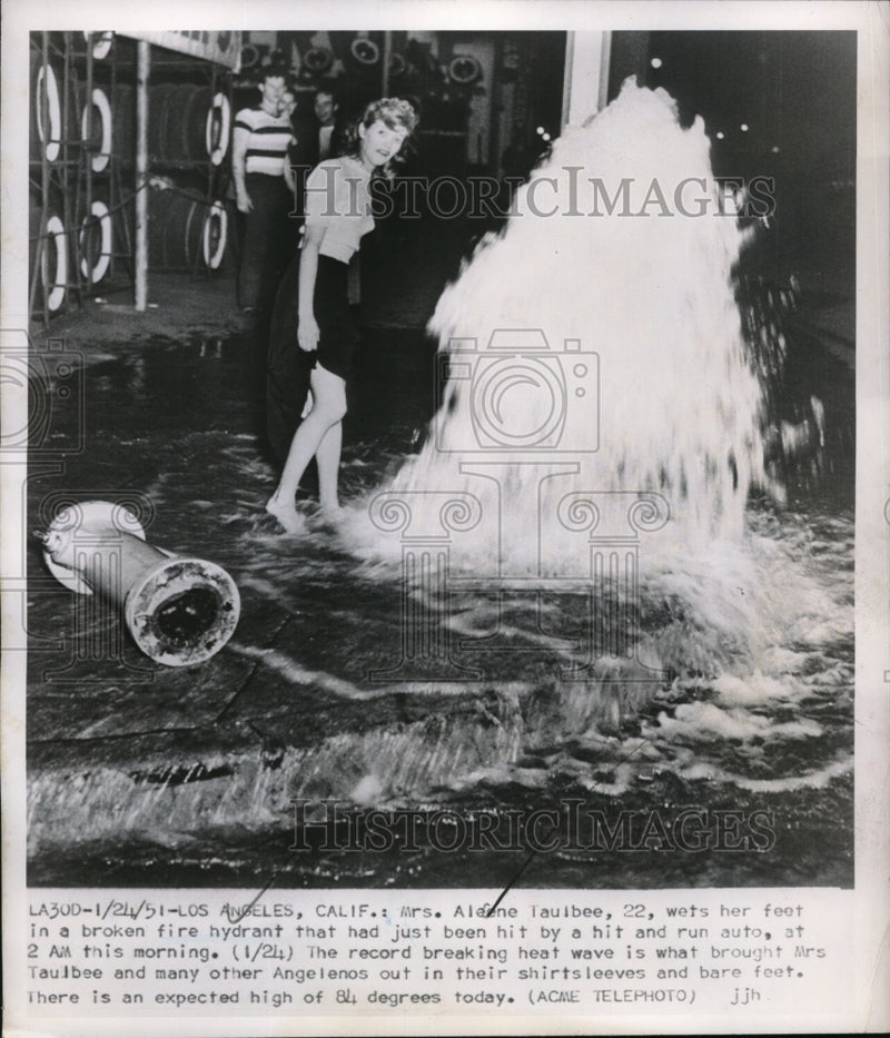 Load image into Gallery viewer, 1951 Press Photo Alaene Taulbee wets feet in broken fire hydrant
