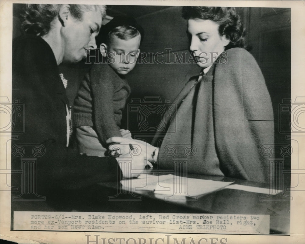 1948 Press Photo Red Cross worker Mrs Blake Hopwood registers two survivors