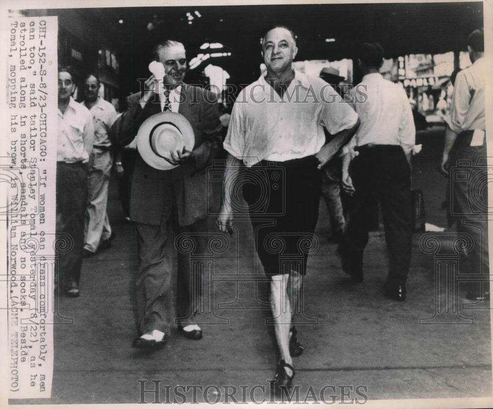 1947 Press Photo Stan Tomal tailor on Chicago streets in shorts with Wm Norwood- Historic Images
