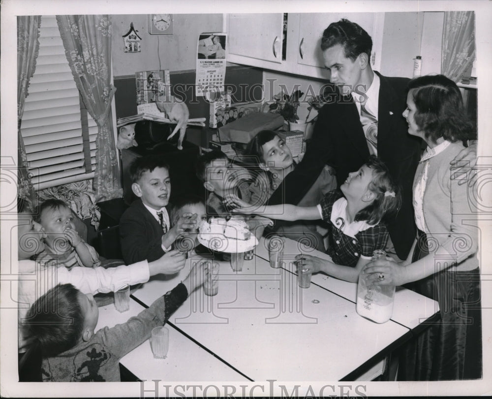 1952 Press Photo Elden Thompson & orphaned kids of Mrs Rose Green in Illinois