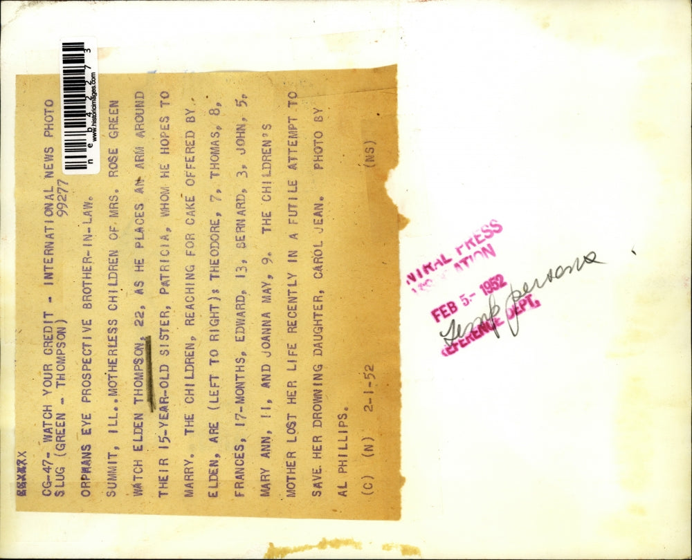 1952 Press Photo Elden Thompson & orphaned kids of Mrs Rose Green in Illinois