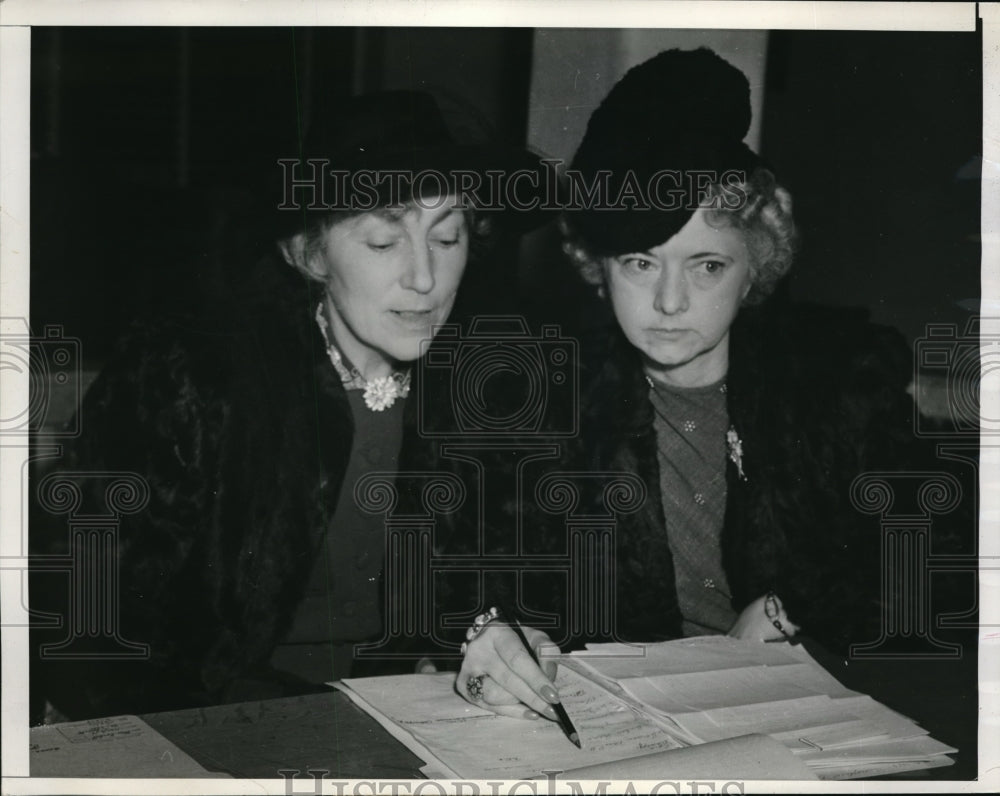 Press Photo Margaret Corbet & Mrs EB Smith at court over eye relaxers