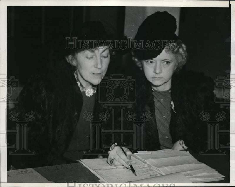 Load image into Gallery viewer, Press Photo Margaret Corbet &amp; Mrs EB Smith at court over eye relaxers
