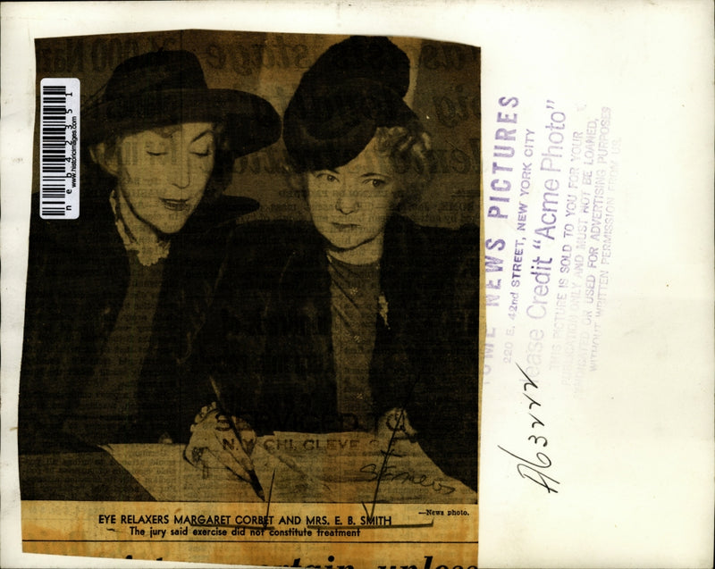 Load image into Gallery viewer, Press Photo Margaret Corbet &amp; Mrs EB Smith at court over eye relaxers
