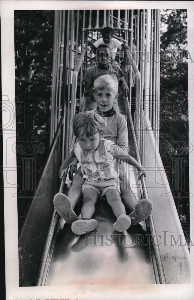 1966 Press Photo Friend Town and Children and host at Picnic in Westlake Park