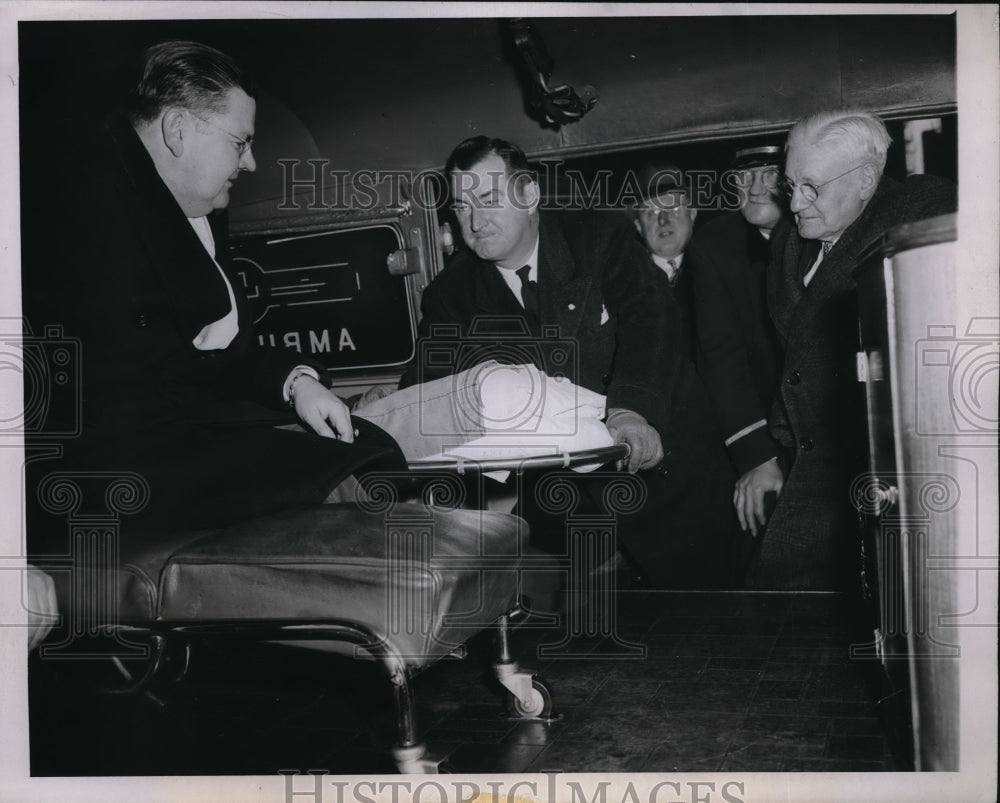 1946 Press Photo Joseph McCarthy Looks At The Interior Of His New Vehicle- Historic Images