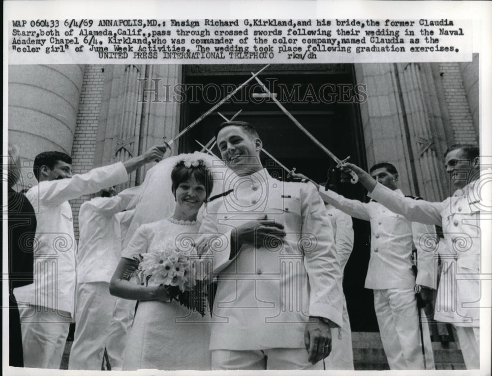 1969 Press Photo Ensign Richard Kirkland & bride Claudia Starr marry