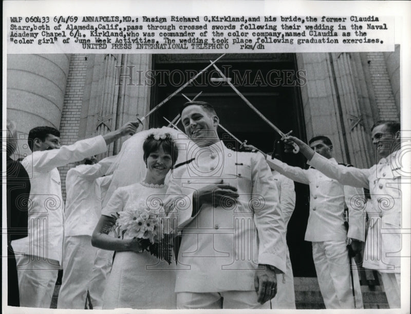 Load image into Gallery viewer, 1969 Press Photo Ensign Richard Kirkland &amp; bride Claudia Starr marry

