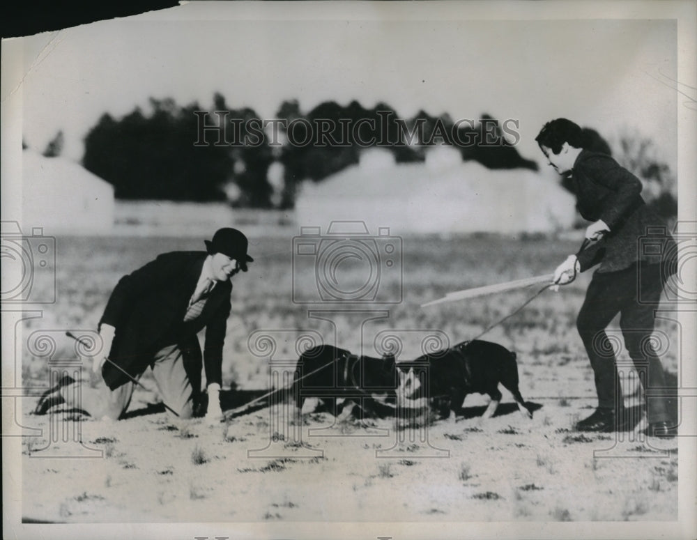 1934 Press Photo Mrs Walter Hyatt falls during womens pig driving competition- Historic Images