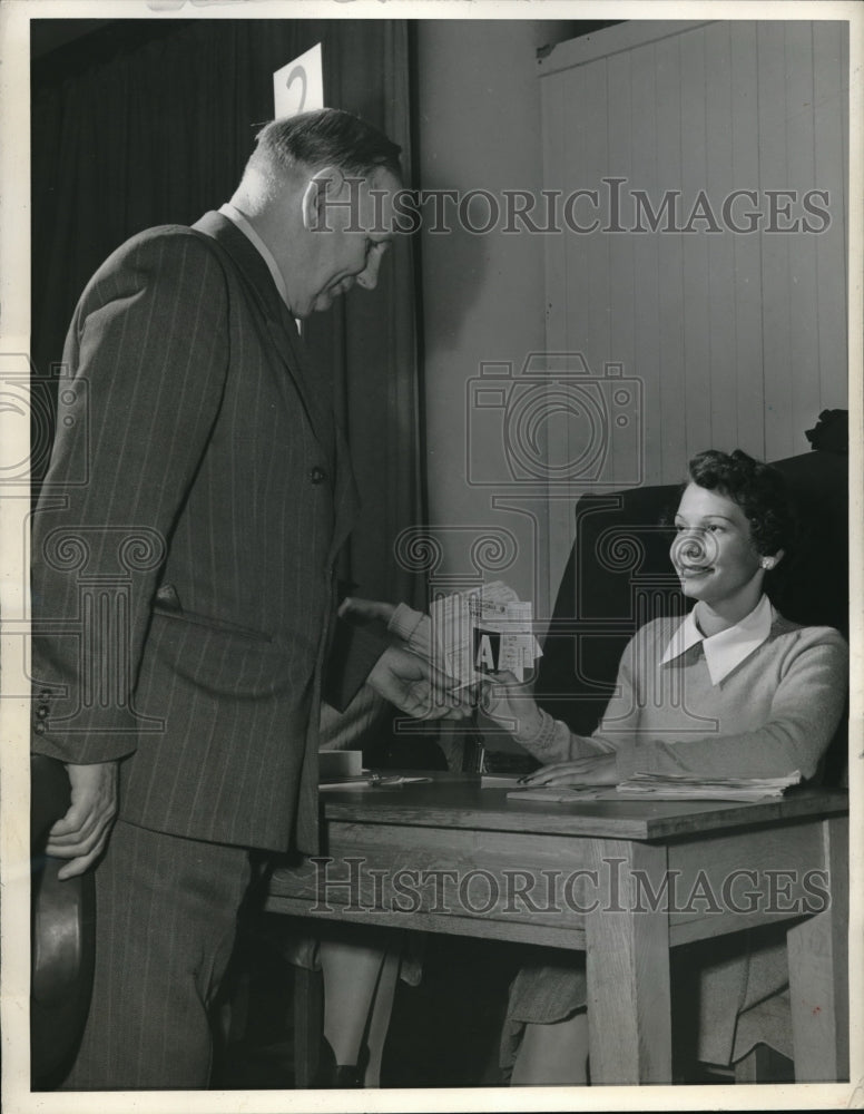 1942 Press Photo Harry Ankers & Mrs E Caldwell with A gas ration book in CA