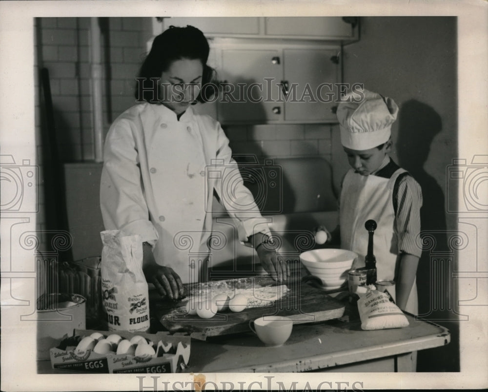 1940 Press Photo Jose Davis & Alastair Kyle English refugee kids baking in NYC