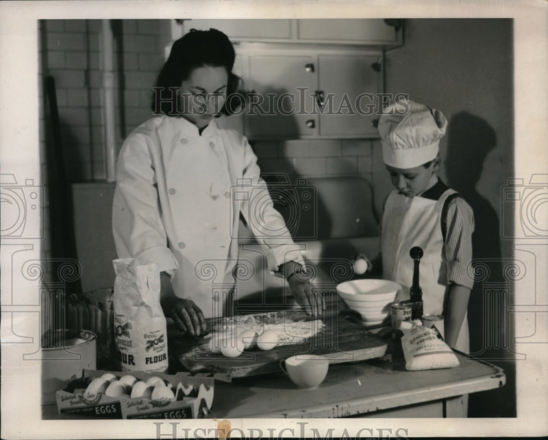Load image into Gallery viewer, 1940 Press Photo Jose Davis &amp; Alastair Kyle English refugee kids baking in NYC
