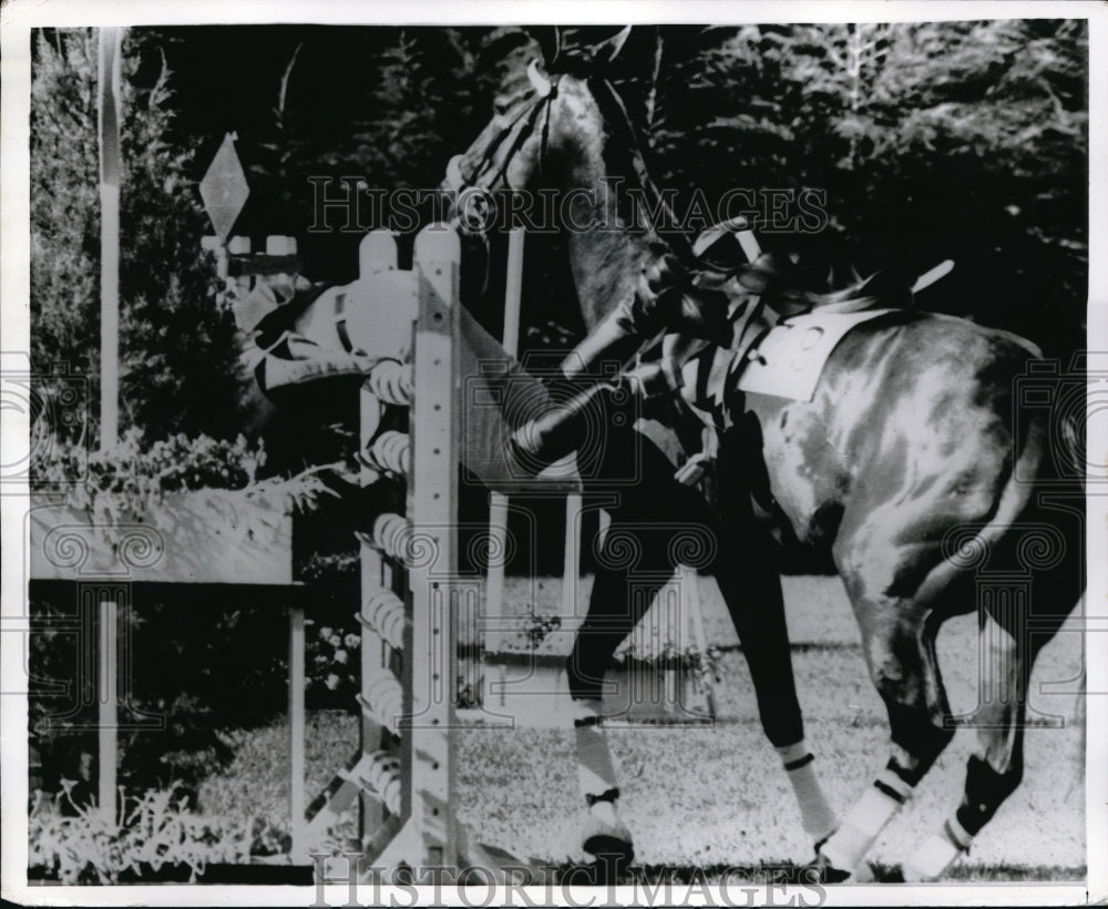 1970 Press Photo Dr Hugo Arrambide throw at World Jumping Championship- Historic Images